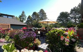 Garden Home In Victoria -Beautiful Home In Victoria